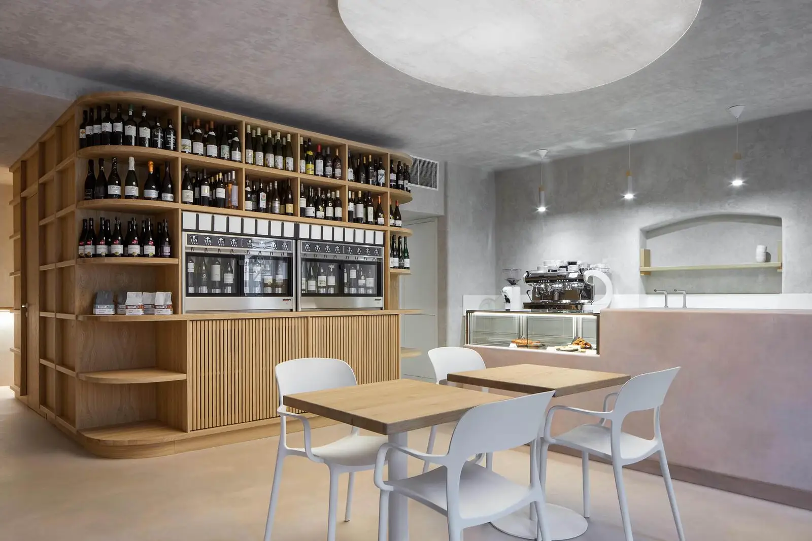 Přízemí: kavárna a wine bar