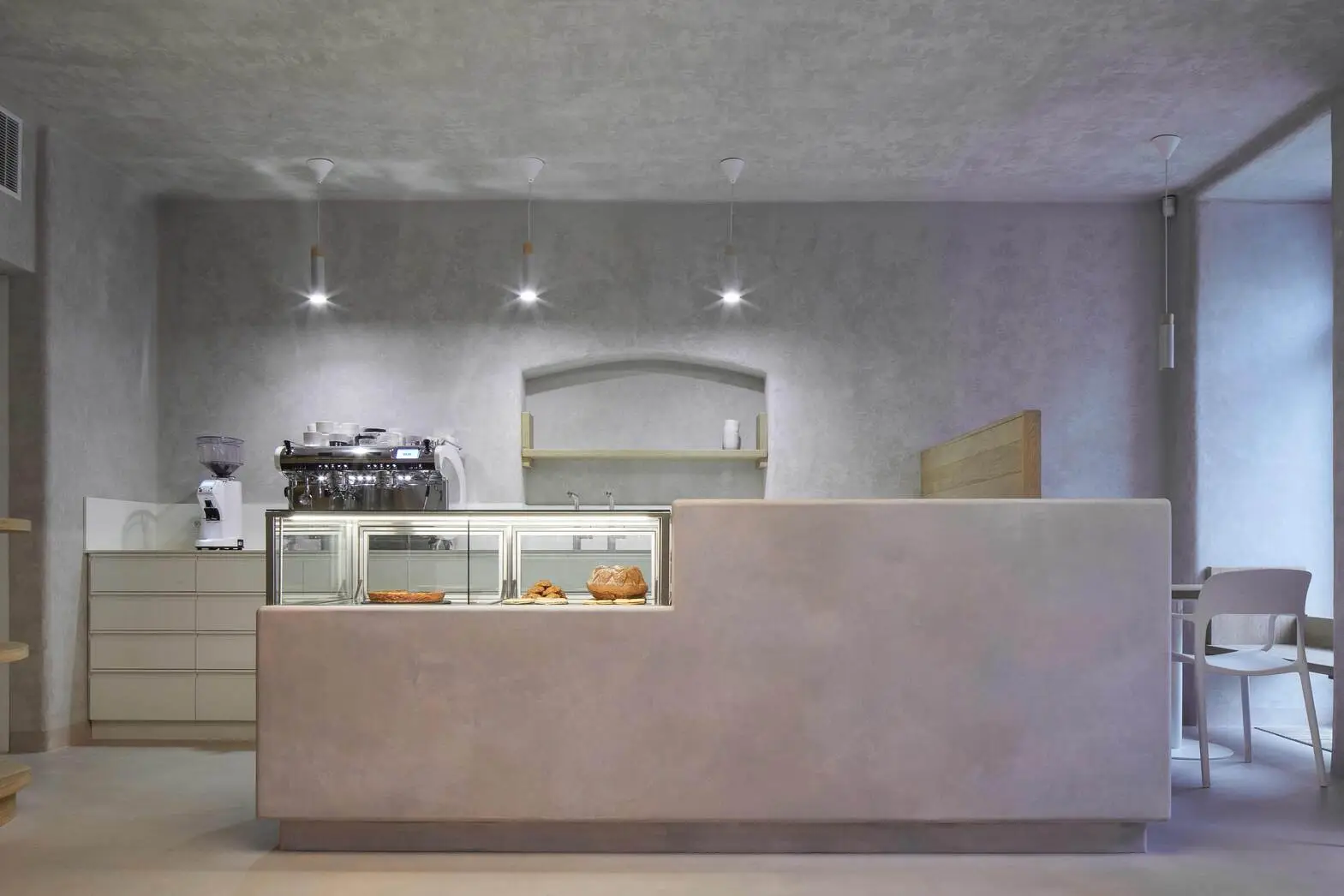 Přízemí: kavárna a wine bar