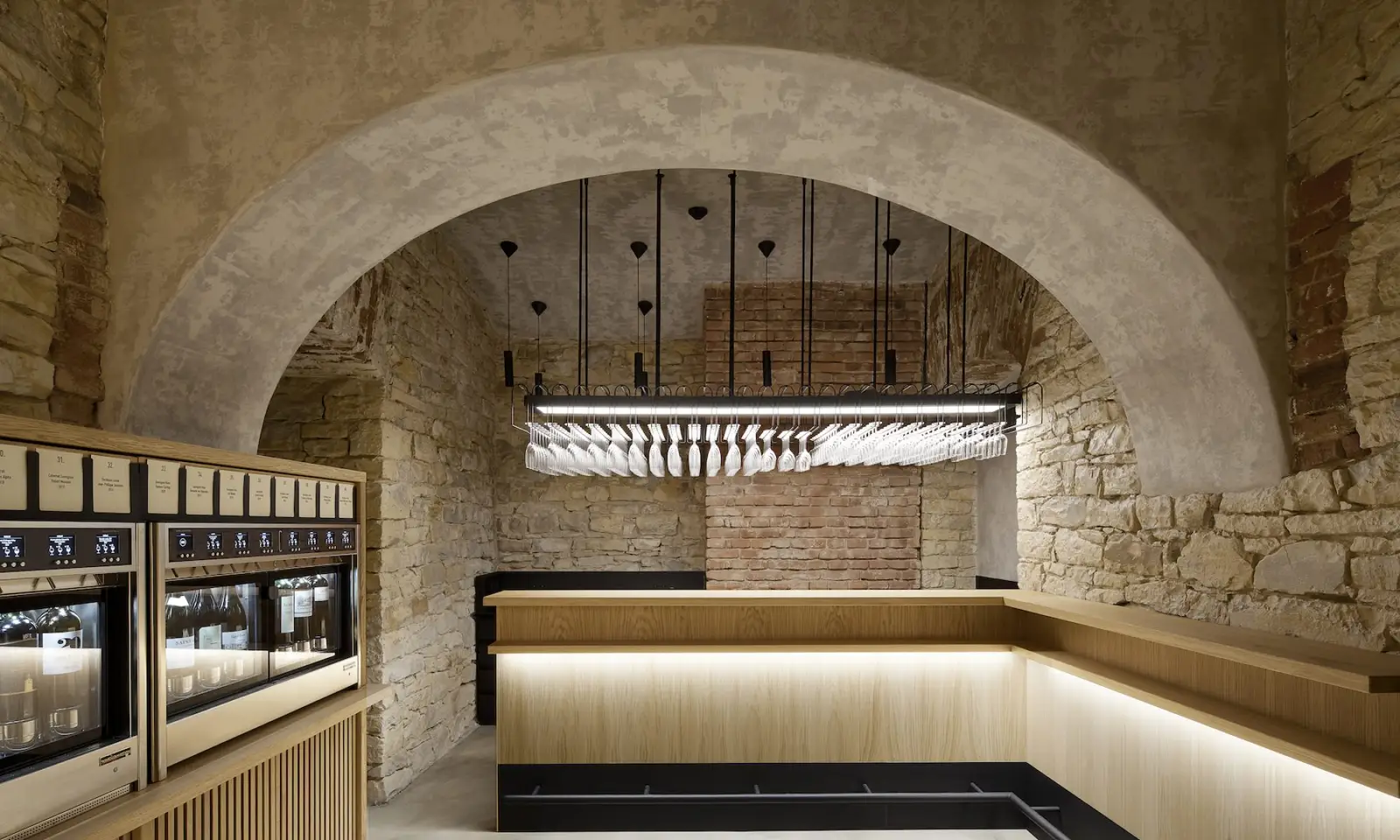 Sklep: wine bar pod klenbou