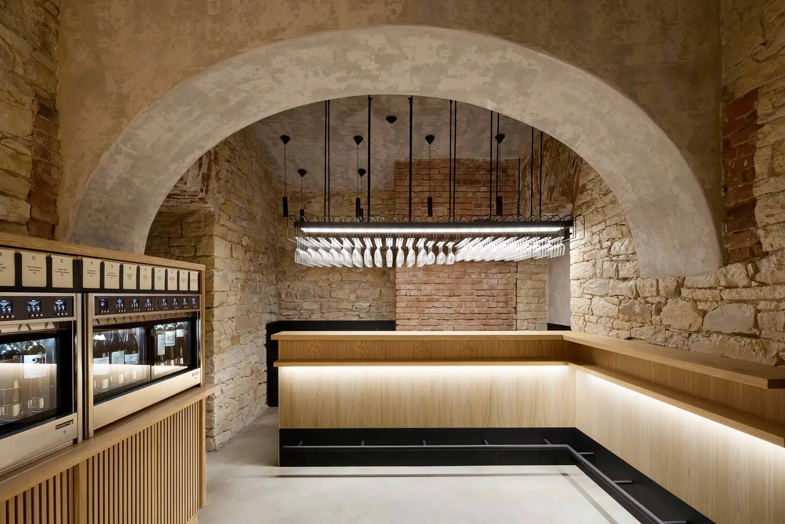 Sklep: wine bar pod klenbou