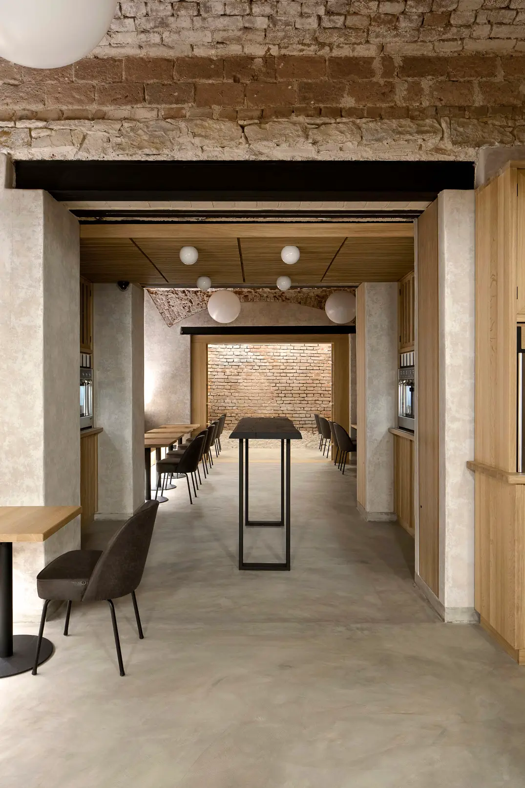Sklep: wine bar pod klenbou